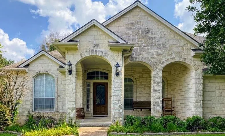 House exterior with dirt and algae before washing in Texoma